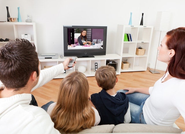 家出テレビを見る家族